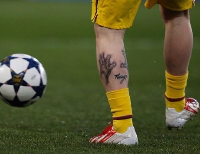 Hình xăm đôi bàn tay trên bắp chân của Messi