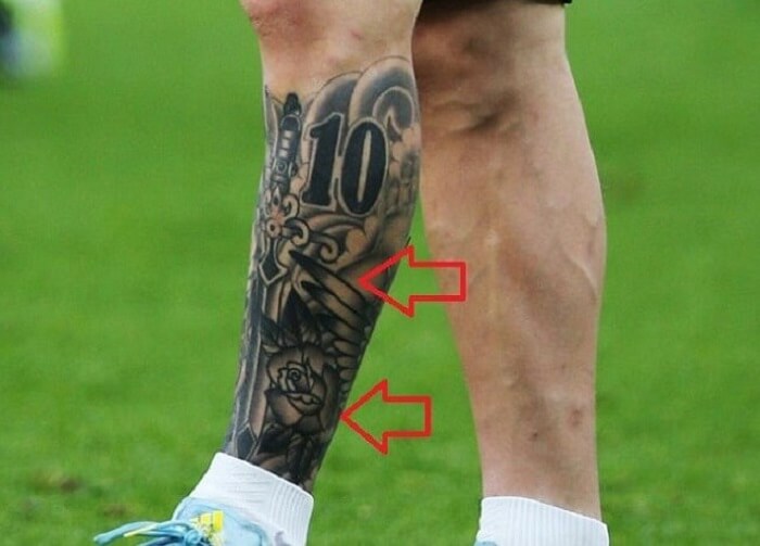 Hinh xăm dao găm và đôi cánh cực chất trên chân trái của Messi