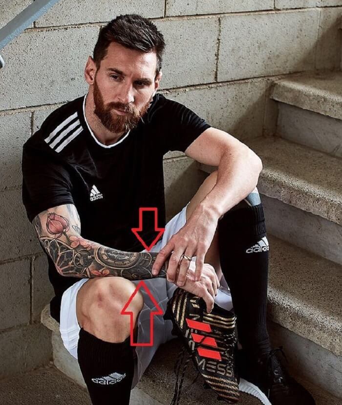 hình xăm đồng hồ đeo tay trên cánh tay phải của Messi