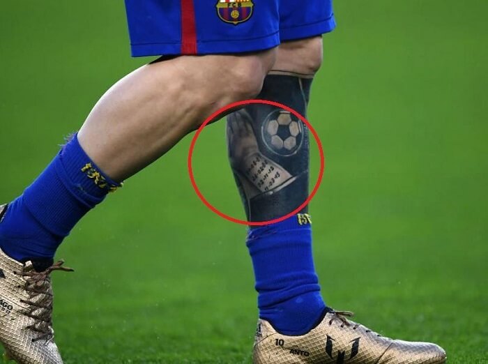 Hình xăm quả bóng thể hiện niềm đam mê bóng đá của Messi